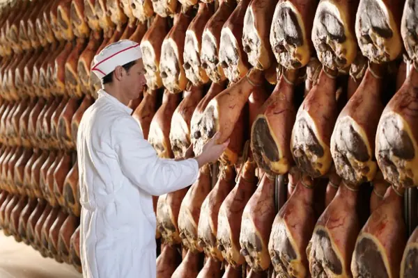 Affinage des jambons – charcuterie italienne MARR